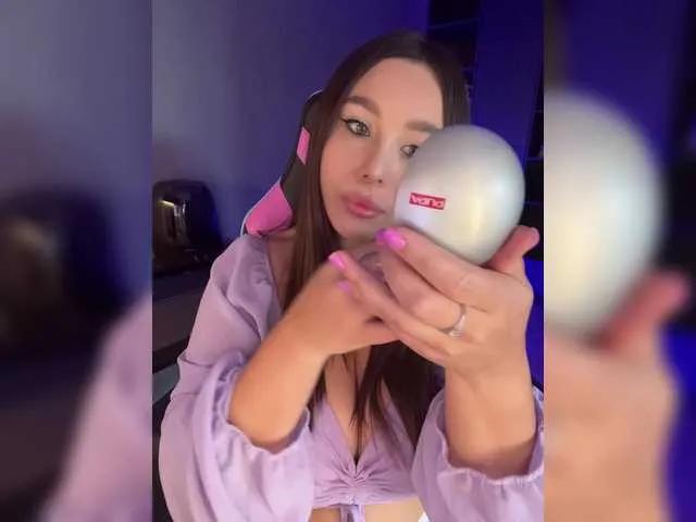 BongaCams BloomJuliette is Freechat BloomJuliette — touching, kissing on the neck, tongue